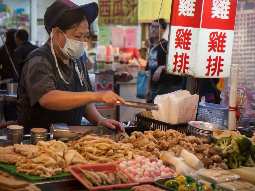 China budget travel tips - where to eat