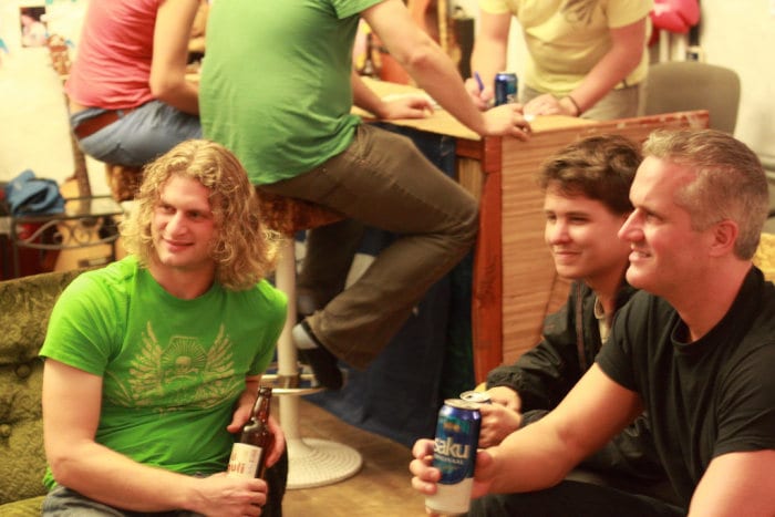 making friends when travelling