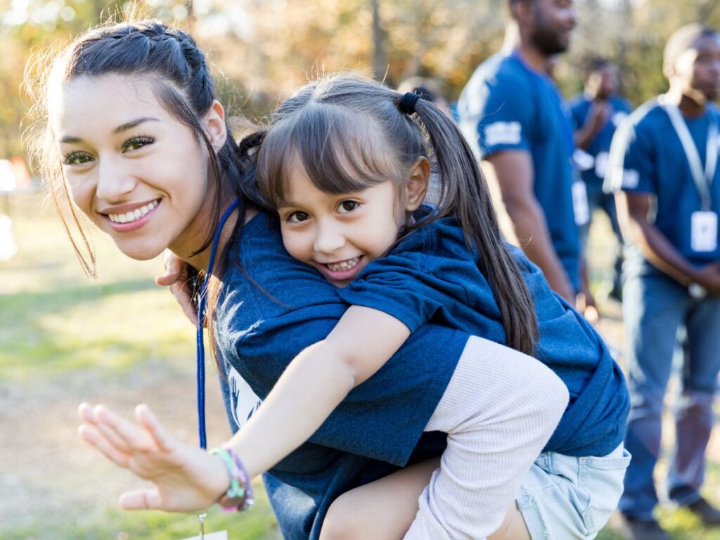 Worldpackers Volunteer and child