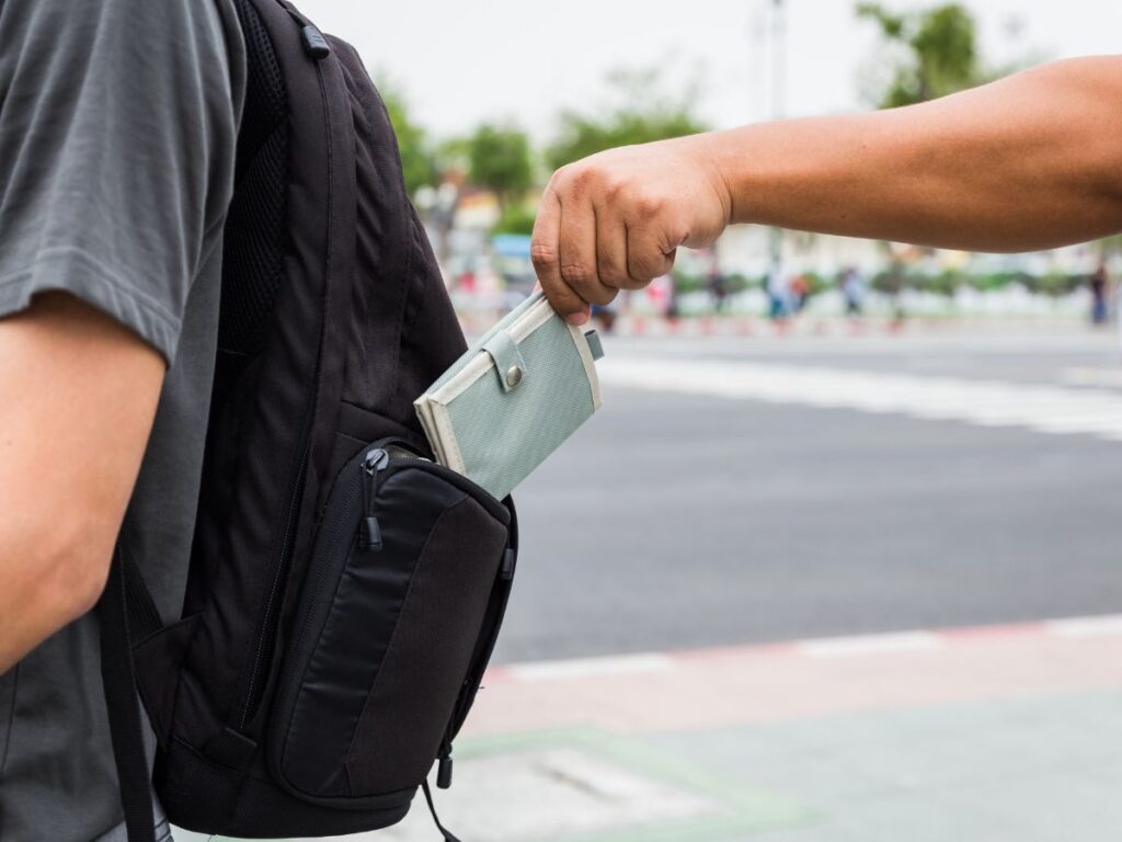 pickpocket stealing